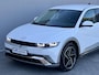 Hyundai Ioniq 5 Lounge 84 kWh / SOH 97,3% / CCS snelladen / Head Up Display / Warmtepomp / Trekgewicht 1600 kg / Elektrische achterklep / Stuur- Stoel & Achterbank verwarming / Rondomzicht camera / Bose Audio Systeem / Adaptief cruise control /