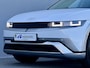 Hyundai Ioniq 5 Lounge 84 kWh / SOH 97,3% / CCS snelladen / Head Up Display / Warmtepomp / Trekgewicht 1600 kg / Elektrische achterklep / Stuur- Stoel & Achterbank verwarming / Rondomzicht camera / Bose Audio Systeem / Adaptief cruise control /