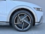 Hyundai Ioniq 5 Lounge 84 kWh / SOH 97,3% / CCS snelladen / Head Up Display / Warmtepomp / Trekgewicht 1600 kg / Elektrische achterklep / Stuur- Stoel & Achterbank verwarming / Rondomzicht camera / Bose Audio Systeem / Adaptief cruise control /