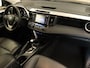 Toyota RAV4 2.5 Hybrid Dynamic Plus - ORIGINEEL NEDERLANDSE AUTO - AUTOMAAT - PARKEERSENSOREN VOOR EN ACHTER - 360 GRADEN CAMERA - TREKHAAK - VOLLEDIG LEDERE BEKLEDING