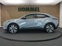 Toyota C-HR / C-HR+ First Edition 77 kWh - ORIGINEEL NEDERLANDSE AUTO - DEMO VOERTUIG! - ELEKTRISCHE ACHTERKLEP - DODEHOEKDETECTIE - STOEL/STUURVERWARMING - KEYLESS ENTRY/START - NAVIGATIESYSTEEM FULL-MAP - CLIMATE CONTROL - ADAPTIEVE CRUISE CONTROL - PARKEERSENSOREN VOOR EN ACHTER - 2X DRAADLOZE TELEFOONLADER