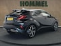 Toyota C-HR / C-HR+ 2.0 Hybrid First Edition - ORIGINEEL NEDERLANDSE AUTO - DEALER ONDERHOUDEN - PARKEERSENSOREN VOOR EN ACHTER - DODEHOEK DETECTIE - JBL GELUIDINSTALLATIE - STOELVERWARMING - KEYLESS ENTRY & START - APPLE CARPLAY/ANDROID AUTO