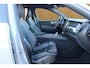 Volvo XC60 Ultra Black Edition Recharge Plug-In Hybrid AWD | Luchtvering | Trekhaak | Stoel + Stuur Verwarming | Harman Kardon | Keyless Start / Entry |