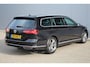 Volkswagen Passat Variant 1.4 TSI Highline Business R | Digital cockpit | Head up | ACC | Trekhaak | Stoelverwarming | Navigatie |