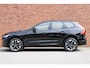 Volvo XC60 T6 Plug-in hybrid AWD Ultra Dark | Trekhaak | All-Season banden | Panoramadak | 360 Graden Camera | Verwarmbare Voorstoelen | BLIS Dodehoekdetectie | Adaptieve Cruise Control | Parkeerverwarming