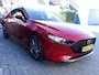 Mazda 3 2.0 e-SkyActiv-G M Hybrid Luxury Automaat (Navi/Carplay,Camera360,Adapt.Cruise,Stoel+Stuurverwarming,BOSE,LEER,HUD,PDC)