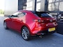 Mazda 3 2.0 e-SkyActiv-G M Hybrid Luxury Automaat (Navi/Carplay,Camera360,Adapt.Cruise,Stoel+Stuurverwarming,BOSE,LEER,HUD,PDC)