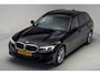 BMW 3-Serie Touring 318i High Executive Sport Aut. [ Leder Apple/Android Navi Stoelverwarming ]