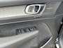 Volvo XC40 2.0 B4 Plus Dark 360 camera / Harman Kardon/ 2 elektrische stoelen / intellisafe / climate line/ leer/ trekhaak / all season banden