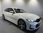 BMW 3-Serie 320e | Navigatie/Android/Apple Carplay | M-Pakket | Sfeerverlichting | LM Velgen | Cruise Control | Airco |
