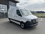 Mercedes-Benz eSprinter 320 L2 H2 Pro 81kWh / Snel laden 115Kw / Trekhaak / Parkeersensoren / MBUX / Navigatie / Camera / Cruise control / Airco / 270 Graden achterdeuren