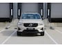 Volvo XC40 B4 Plus Dark | Panoramadak | Trekhaak | Verwarmbare voorstoelen en stuurwiel | Premium audio by Harman Kardon | Adaptieve cruise control