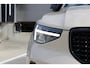 Volvo XC40 B4 Plus Dark | Panoramadak | Trekhaak | Verwarmbare voorstoelen en stuurwiel | Premium audio by Harman Kardon | Adaptieve cruise control
