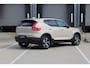 Volvo XC40 B4 Plus Dark | Panoramadak | Trekhaak | Verwarmbare voorstoelen en stuurwiel | Premium audio by Harman Kardon | Adaptieve cruise control