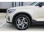 Volvo XC40 B4 Plus Dark | Panoramadak | Trekhaak | Verwarmbare voorstoelen en stuurwiel | Premium audio by Harman Kardon | Adaptieve cruise control