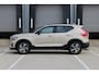 Volvo XC40 B4 Plus Dark | Panoramadak | Trekhaak | Verwarmbare voorstoelen en stuurwiel | Premium audio by Harman Kardon | Adaptieve cruise control