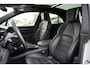 Porsche Macan 4 100 kWh l Luchtvering l InnoDrive l Panoramadak l Elektrische trekhaak l  Bose l