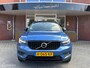 Volvo XC40 2.0 D4 AWD R-Design | Automaat | Schuif/kanteldak | Uitklapbare Trekhaak met 2100Kg trekgewicht!