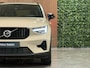 Volvo XC40 B4 Plus Dark | Schuifdak | Trekhaak | Harman Kardon | Adaptieve Cruise Control | Bestuurdersstoel elektrisch geheugen | Stoel en Stuurwielverwarming | Parkeercamera | 18 Inch | Passagiersstoel elektrisch | Microtech / alcantara bekleding met wit stiksel en bies | Zitting verlenging voorstoelen | Pilot Assist | BLIS Dode Hoek Detectie | Google Infotainment | Keyless Drive | Parkeersensoren voor+achter | Privacy Glass | Elektrisch bedienbare achterklep | Draadloos telefoon opladen | DAB Radio | Apple Carplay/Android Auto | Volvo On Call met mobiele App functie | Sand Dune Metallic |