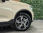 Volvo XC40 B4 Plus Dark | Schuifdak | Trekhaak | Harman Kardon | Adaptieve Cruise Control | Bestuurdersstoel elektrisch geheugen | Stoel en Stuurwielverwarming | Parkeercamera | 18 Inch | Passagiersstoel elektrisch | Microtech / alcantara bekleding met wit stiksel en bies | Zitting verlenging voorstoelen | Pilot Assist | BLIS Dode Hoek Detectie | Google Infotainment | Keyless Drive | Parkeersensoren voor+achter | Privacy Glass | Elektrisch bedienbare achterklep | Draadloos telefoon opladen | DAB Radio | Apple Carplay/Android Auto | Volvo On Call met mobiele App functie | Sand Dune Metallic |