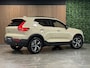 Volvo XC40 B4 Plus Dark | Schuifdak | Trekhaak | Harman Kardon | Adaptieve Cruise Control | Bestuurdersstoel elektrisch geheugen | Stoel en Stuurwielverwarming | Parkeercamera | 18 Inch | Passagiersstoel elektrisch | Microtech / alcantara bekleding met wit stiksel en bies | Zitting verlenging voorstoelen | Pilot Assist | BLIS Dode Hoek Detectie | Google Infotainment | Keyless Drive | Parkeersensoren voor+achter | Privacy Glass | Elektrisch bedienbare achterklep | Draadloos telefoon opladen | DAB Radio | Apple Carplay/Android Auto | Volvo On Call met mobiele App functie | Sand Dune Metallic |