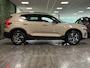 Volvo XC40 B4 Plus Dark | Schuifdak | Trekhaak | Harman Kardon | Adaptieve Cruise Control | Bestuurdersstoel elektrisch geheugen | Stoel en Stuurwielverwarming | Parkeercamera | 18 Inch | Passagiersstoel elektrisch | Microtech / alcantara bekleding met wit stiksel en bies | Zitting verlenging voorstoelen | Pilot Assist | BLIS Dode Hoek Detectie | Google Infotainment | Keyless Drive | Parkeersensoren voor+achter | Privacy Glass | Elektrisch bedienbare achterklep | Draadloos telefoon opladen | DAB Radio | Apple Carplay/Android Auto | Volvo On Call met mobiele App functie | Sand Dune Metallic |