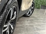 Volvo XC40 B4 Plus Dark | Schuifdak | Trekhaak | Harman Kardon | Adaptieve Cruise Control | Bestuurdersstoel elektrisch geheugen | Stoel en Stuurwielverwarming | Parkeercamera | 18 Inch | Passagiersstoel elektrisch | Microtech / alcantara bekleding met wit stiksel en bies | Zitting verlenging voorstoelen | Pilot Assist | BLIS Dode Hoek Detectie | Google Infotainment | Keyless Drive | Parkeersensoren voor+achter | Privacy Glass | Elektrisch bedienbare achterklep | Draadloos telefoon opladen | DAB Radio | Apple Carplay/Android Auto | Volvo On Call met mobiele App functie | Sand Dune Metallic |