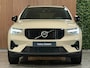Volvo XC40 B4 Plus Dark | Schuifdak | Trekhaak | Harman Kardon | Adaptieve Cruise Control | Bestuurdersstoel elektrisch geheugen | Stoel en Stuurwielverwarming | Parkeercamera | 18 Inch | Passagiersstoel elektrisch | Microtech / alcantara bekleding met wit stiksel en bies | Zitting verlenging voorstoelen | Pilot Assist | BLIS Dode Hoek Detectie | Google Infotainment | Keyless Drive | Parkeersensoren voor+achter | Privacy Glass | Elektrisch bedienbare achterklep | Draadloos telefoon opladen | DAB Radio | Apple Carplay/Android Auto | Volvo On Call met mobiele App functie | Sand Dune Metallic |