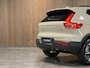 Volvo XC40 B4 Plus Dark | Schuifdak | Trekhaak | Harman Kardon | Adaptieve Cruise Control | Bestuurdersstoel elektrisch geheugen | Stoel en Stuurwielverwarming | Parkeercamera | 18 Inch | Passagiersstoel elektrisch | Microtech / alcantara bekleding met wit stiksel en bies | Zitting verlenging voorstoelen | Pilot Assist | BLIS Dode Hoek Detectie | Google Infotainment | Keyless Drive | Parkeersensoren voor+achter | Privacy Glass | Elektrisch bedienbare achterklep | Draadloos telefoon opladen | DAB Radio | Apple Carplay/Android Auto | Volvo On Call met mobiele App functie | Sand Dune Metallic |