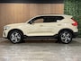 Volvo XC40 B4 Plus Dark | Schuifdak | Trekhaak | Harman Kardon | Adaptieve Cruise Control | Bestuurdersstoel elektrisch geheugen | Stoel en Stuurwielverwarming | Parkeercamera | 18 Inch | Passagiersstoel elektrisch | Microtech / alcantara bekleding met wit stiksel en bies | Zitting verlenging voorstoelen | Pilot Assist | BLIS Dode Hoek Detectie | Google Infotainment | Keyless Drive | Parkeersensoren voor+achter | Privacy Glass | Elektrisch bedienbare achterklep | Draadloos telefoon opladen | DAB Radio | Apple Carplay/Android Auto | Volvo On Call met mobiele App functie | Sand Dune Metallic |