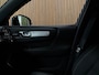 Volvo XC40 B4 Plus Dark | Schuifdak | Trekhaak | Harman Kardon | Adaptieve Cruise Control | Bestuurdersstoel elektrisch geheugen | Stoel en Stuurwielverwarming | Parkeercamera | 18 Inch | Passagiersstoel elektrisch | Microtech / alcantara bekleding met wit stiksel en bies | Zitting verlenging voorstoelen | Pilot Assist | BLIS Dode Hoek Detectie | Google Infotainment | Keyless Drive | Parkeersensoren voor+achter | Privacy Glass | Elektrisch bedienbare achterklep | Draadloos telefoon opladen | DAB Radio | Apple Carplay/Android Auto | Volvo On Call met mobiele App functie | Sand Dune Metallic |