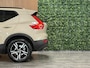 Volvo XC40 B4 Plus Dark | Schuifdak | Trekhaak | Harman Kardon | Adaptieve Cruise Control | Bestuurdersstoel elektrisch geheugen | Stoel en Stuurwielverwarming | Parkeercamera | 18 Inch | Passagiersstoel elektrisch | Microtech / alcantara bekleding met wit stiksel en bies | Zitting verlenging voorstoelen | Pilot Assist | BLIS Dode Hoek Detectie | Google Infotainment | Keyless Drive | Parkeersensoren voor+achter | Privacy Glass | Elektrisch bedienbare achterklep | Draadloos telefoon opladen | DAB Radio | Apple Carplay/Android Auto | Volvo On Call met mobiele App functie | Sand Dune Metallic |