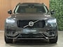Volvo XC90 T8 AWD Recharge Ultra Dark | Vol! | Luchtvering | Stoelventilatie | Trekhaak | 360 Camera | Head-Up Display | Stoelmassage | 455pk | Harman Kardon | Adaptieve Cruise Control | Stoelverwarming voor+achter | Stuurwielverwarming | Schuifdak | 22 Inch | Full LED Meesturende koplampen | Pilot Assist | BLIS Dode Hoek Detectie | Alcantara hemelbekleding | Lederen handgrepen en zonnekleppen | Elektrische voorstoelen geheugen | Nappa Lederen bekleding | Zitting verlenging voorstoelen | Lederen Dashboard | Google Infotainment | Keyless Drive | Parkeersensoren voor+achter | Privacy Glass | Elektrisch bedienbare achterklep | Geïntegreerde zongordijnen achterportieren | Geïntegreerd kinderzitje achterin | Verlichte instaplijsten | 7-Persoons | 4-Zone Climate Control | DAB Radio | Apple Carplay/Android Auto | Draadloos telefoon opladen | Volvo On Call met mobiele App functie | Platinum Grey Metallic |