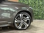 Volvo XC90 T8 AWD Recharge Ultra Dark | Vol! | Luchtvering | Stoelventilatie | Trekhaak | 360 Camera | Head-Up Display | Stoelmassage | 455pk | Harman Kardon | Adaptieve Cruise Control | Stoelverwarming voor+achter | Stuurwielverwarming | Schuifdak | 22 Inch | Full LED Meesturende koplampen | Pilot Assist | BLIS Dode Hoek Detectie | Alcantara hemelbekleding | Lederen handgrepen en zonnekleppen | Elektrische voorstoelen geheugen | Nappa Lederen bekleding | Zitting verlenging voorstoelen | Lederen Dashboard | Google Infotainment | Keyless Drive | Parkeersensoren voor+achter | Privacy Glass | Elektrisch bedienbare achterklep | Geïntegreerde zongordijnen achterportieren | Geïntegreerd kinderzitje achterin | Verlichte instaplijsten | 7-Persoons | 4-Zone Climate Control | DAB Radio | Apple Carplay/Android Auto | Draadloos telefoon opladen | Volvo On Call met mobiele App functie | Platinum Grey Metallic |