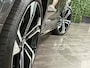 Volvo XC90 T8 AWD Recharge Ultra Ultimate Bright | Bowers & Wilkins | Luchtvering | Trekhaak | 360 Camera | Head-Up Display | 455pk | Adaptieve Cruise Control | Stoelverwarming voor+achter | Stuurwielverwarming | Schuifdak | 22 Inch | Full LED  Meesturende koplampen | Standkachel met Volvo On Call App | Pilot Assist | BLIS Dode Hoek Detectie | Alcantara hemelbekleding | Lederen handgrepen en zonnekleppen | Elektrische voorstoelen geheugen | Nappa Lederen bekleding | Zitting verlenging voorstoelen | Lederen Dashboard | Google Infotainment | Keyless Drive | Parkeersensoren voor+achter | Privacy Glass | Elektrisch bedienbare achterklep | Geïntegreerde zongordijnen achterportieren | Geïntegreerd kinderzitje achterin | 7-Persoons | 4-Zone Climate Control | DAB Radio | Apple Carplay/Android Auto | Draadloos telefoon opladen | Volvo On Call met mobiele App functie | Platinum Grey Metallic |