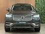 Volvo XC90 T8 AWD Recharge Ultra Ultimate Bright | Bowers & Wilkins | Luchtvering | Trekhaak | 360 Camera | Head-Up Display | 455pk | Adaptieve Cruise Control | Stoelverwarming voor+achter | Stuurwielverwarming | Schuifdak | 22 Inch | Full LED  Meesturende koplampen | Standkachel met Volvo On Call App | Pilot Assist | BLIS Dode Hoek Detectie | Alcantara hemelbekleding | Lederen handgrepen en zonnekleppen | Elektrische voorstoelen geheugen | Nappa Lederen bekleding | Zitting verlenging voorstoelen | Lederen Dashboard | Google Infotainment | Keyless Drive | Parkeersensoren voor+achter | Privacy Glass | Elektrisch bedienbare achterklep | Geïntegreerde zongordijnen achterportieren | Geïntegreerd kinderzitje achterin | 7-Persoons | 4-Zone Climate Control | DAB Radio | Apple Carplay/Android Auto | Draadloos telefoon opladen | Volvo On Call met mobiele App functie | Platinum Grey Metallic |