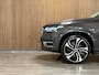 Volvo XC90 T8 AWD Recharge Ultra Ultimate Bright | Bowers & Wilkins | Luchtvering | Trekhaak | 360 Camera | Head-Up Display | 455pk | Adaptieve Cruise Control | Stoelverwarming voor+achter | Stuurwielverwarming | Schuifdak | 22 Inch | Full LED  Meesturende koplampen | Standkachel met Volvo On Call App | Pilot Assist | BLIS Dode Hoek Detectie | Alcantara hemelbekleding | Lederen handgrepen en zonnekleppen | Elektrische voorstoelen geheugen | Nappa Lederen bekleding | Zitting verlenging voorstoelen | Lederen Dashboard | Google Infotainment | Keyless Drive | Parkeersensoren voor+achter | Privacy Glass | Elektrisch bedienbare achterklep | Geïntegreerde zongordijnen achterportieren | Geïntegreerd kinderzitje achterin | 7-Persoons | 4-Zone Climate Control | DAB Radio | Apple Carplay/Android Auto | Draadloos telefoon opladen | Volvo On Call met mobiele App functie | Platinum Grey Metallic |