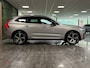 Volvo XC60 T6 AWD Recharge Plus Dark | Trekhaak | Harman Kardon | Adaptieve Cruise Control | Stoelverwarming voor+achter | Stuurwielverwarming | Full LED Meesturende koplampen | Parkeercamera | Pilot Assist | BLIS Dode Hoek Detectie | Standkachel met Volvo On Call App | Elektrische voorstoelen geheugen | R-Design Contour stoelen met wit stiksel en bies | Zitting verlenging voorstoelen | Schuifdak | 21 Inch | Google Infotainment | Keyless Drive | Parkeersensoren voor+achter | Elektrisch bedienbare achterklep | DAB Radio | Apple Carplay/Android Auto | Draadloos telefoon opladen | Volvo On Call met mobiele App functie | Silver Dawn Metallic |