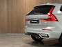 Volvo XC60 T6 AWD Recharge Plus Dark | Trekhaak | Harman Kardon | Adaptieve Cruise Control | Stoelverwarming voor+achter | Stuurwielverwarming | Full LED Meesturende koplampen | Parkeercamera | Pilot Assist | BLIS Dode Hoek Detectie | Standkachel met Volvo On Call App | Elektrische voorstoelen geheugen | R-Design Contour stoelen met wit stiksel en bies | Zitting verlenging voorstoelen | Schuifdak | 21 Inch | Google Infotainment | Keyless Drive | Parkeersensoren voor+achter | Elektrisch bedienbare achterklep | DAB Radio | Apple Carplay/Android Auto | Draadloos telefoon opladen | Volvo On Call met mobiele App functie | Silver Dawn Metallic |