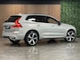 Volvo XC60 T6 AWD Recharge Plus Dark | Trekhaak | Harman Kardon | Adaptieve Cruise Control | Stoelverwarming voor+achter | Stuurwielverwarming | Full LED Meesturende koplampen | Parkeercamera | Pilot Assist | BLIS Dode Hoek Detectie | Standkachel met Volvo On Call App | Elektrische voorstoelen geheugen | R-Design Contour stoelen met wit stiksel en bies | Zitting verlenging voorstoelen | Schuifdak | 21 Inch | Google Infotainment | Keyless Drive | Parkeersensoren voor+achter | Elektrisch bedienbare achterklep | DAB Radio | Apple Carplay/Android Auto | Draadloos telefoon opladen | Volvo On Call met mobiele App functie | Silver Dawn Metallic |