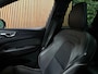 Volvo XC60 T6 AWD Recharge Plus Dark | Trekhaak | Harman Kardon | Adaptieve Cruise Control | Stoelverwarming voor+achter | Stuurwielverwarming | Full LED Meesturende koplampen | Parkeercamera | Pilot Assist | BLIS Dode Hoek Detectie | Standkachel met Volvo On Call App | Elektrische voorstoelen geheugen | R-Design Contour stoelen met wit stiksel en bies | Zitting verlenging voorstoelen | Schuifdak | 21 Inch | Google Infotainment | Keyless Drive | Parkeersensoren voor+achter | Elektrisch bedienbare achterklep | DAB Radio | Apple Carplay/Android Auto | Draadloos telefoon opladen | Volvo On Call met mobiele App functie | Silver Dawn Metallic |