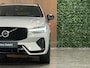 Volvo XC60 T6 AWD Recharge Plus Dark | Trekhaak | Harman Kardon | Adaptieve Cruise Control | Stoelverwarming voor+achter | Stuurwielverwarming | Full LED Meesturende koplampen | Parkeercamera | Pilot Assist | BLIS Dode Hoek Detectie | Standkachel met Volvo On Call App | Elektrische voorstoelen geheugen | R-Design Contour stoelen met wit stiksel en bies | Zitting verlenging voorstoelen | Schuifdak | 21 Inch | Google Infotainment | Keyless Drive | Parkeersensoren voor+achter | Elektrisch bedienbare achterklep | DAB Radio | Apple Carplay/Android Auto | Draadloos telefoon opladen | Volvo On Call met mobiele App functie | Silver Dawn Metallic |