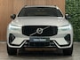 Volvo XC60 T6 AWD Recharge Plus Dark | Trekhaak | Harman Kardon | Adaptieve Cruise Control | Stoelverwarming voor+achter | Stuurwielverwarming | Full LED Meesturende koplampen | Parkeercamera | Pilot Assist | BLIS Dode Hoek Detectie | Standkachel met Volvo On Call App | Elektrische voorstoelen geheugen | R-Design Contour stoelen met wit stiksel en bies | Zitting verlenging voorstoelen | Schuifdak | 21 Inch | Google Infotainment | Keyless Drive | Parkeersensoren voor+achter | Elektrisch bedienbare achterklep | DAB Radio | Apple Carplay/Android Auto | Draadloos telefoon opladen | Volvo On Call met mobiele App functie | Silver Dawn Metallic |