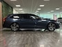 Volvo V90 T8 AWD Recharge Ultimate Dark | Bowers & Wilkins | Luchtvering | Stoelventilatie | Schuifdak | Head-Up Display | Stoelmassage | 455pk | Adaptieve Cruise Control | Stoelverwarming voor+achter | Stuurwielverwarming | 20 Inch | Full LED  Meesturende koplampen | Parkeercamera | Pilot Assist | BLIS Dode Hoek Detectie | Elektrische voorstoelen geheugen | Nappa Lederen bekleding | Zitting verlenging voorstoelen | Lederen Dashboard | Google Infotainment | Keyless Drive | Parkeersensoren voor+achter | Privacy Glass | Elektrisch bedienbare achterklep | Geïntegreerde zongordijnen achterportieren | DAB Radio | Apple Carplay/Android Auto | Volvo On Call met mobiele App functie | Denim Blue Metallic |