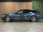 Volvo V90 T8 AWD Recharge Ultimate Dark | Bowers & Wilkins | Luchtvering | Stoelventilatie | Schuifdak | Head-Up Display | Stoelmassage | 455pk | Adaptieve Cruise Control | Stoelverwarming voor+achter | Stuurwielverwarming | 20 Inch | Full LED  Meesturende koplampen | Parkeercamera | Pilot Assist | BLIS Dode Hoek Detectie | Elektrische voorstoelen geheugen | Nappa Lederen bekleding | Zitting verlenging voorstoelen | Lederen Dashboard | Google Infotainment | Keyless Drive | Parkeersensoren voor+achter | Privacy Glass | Elektrisch bedienbare achterklep | Geïntegreerde zongordijnen achterportieren | DAB Radio | Apple Carplay/Android Auto | Volvo On Call met mobiele App functie | Denim Blue Metallic |