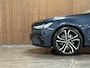 Volvo V90 T8 AWD Recharge Ultimate Dark | Bowers & Wilkins | Luchtvering | Stoelventilatie | Schuifdak | Head-Up Display | Stoelmassage | 455pk | Adaptieve Cruise Control | Stoelverwarming voor+achter | Stuurwielverwarming | 20 Inch | Full LED  Meesturende koplampen | Parkeercamera | Pilot Assist | BLIS Dode Hoek Detectie | Elektrische voorstoelen geheugen | Nappa Lederen bekleding | Zitting verlenging voorstoelen | Lederen Dashboard | Google Infotainment | Keyless Drive | Parkeersensoren voor+achter | Privacy Glass | Elektrisch bedienbare achterklep | Geïntegreerde zongordijnen achterportieren | DAB Radio | Apple Carplay/Android Auto | Volvo On Call met mobiele App functie | Denim Blue Metallic |
