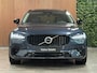 Volvo V90 T8 AWD Recharge Ultimate Dark | Bowers & Wilkins | Luchtvering | Stoelventilatie | Schuifdak | Head-Up Display | Stoelmassage | 455pk | Adaptieve Cruise Control | Stoelverwarming voor+achter | Stuurwielverwarming | 20 Inch | Full LED  Meesturende koplampen | Parkeercamera | Pilot Assist | BLIS Dode Hoek Detectie | Elektrische voorstoelen geheugen | Nappa Lederen bekleding | Zitting verlenging voorstoelen | Lederen Dashboard | Google Infotainment | Keyless Drive | Parkeersensoren voor+achter | Privacy Glass | Elektrisch bedienbare achterklep | Geïntegreerde zongordijnen achterportieren | DAB Radio | Apple Carplay/Android Auto | Volvo On Call met mobiele App functie | Denim Blue Metallic |