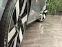 Volvo V60 T6 AWD Recharge Plus Dark | Schuifdak | 360 Camera | Harman Kardon | Adaptieve Cruise Control | Stoelverwarming voor+achter | Stuurwielverwarming | Full LED Meesturende koplampen | Pilot Assist | BLIS Dode Hoek Detectie | Elektrische voorstoelen geheugen | R-Design Contour Stoelen met wit stiksel en bies | Zitting verlenging voorstoelen | 19 Inch | Google Infotainment | Keyless Drive | Parkeersensoren voor+achter | Privacy Glass | Elektrisch bedienbare achterklep | DAB Radio | Apple Carplay/Android Auto | Volvo On Call met mobiele App functie | Thunder Grey Metallic |