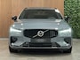Volvo V60 T6 AWD Recharge Plus Dark | Schuifdak | 360 Camera | Harman Kardon | Adaptieve Cruise Control | Stoelverwarming voor+achter | Stuurwielverwarming | Full LED Meesturende koplampen | Pilot Assist | BLIS Dode Hoek Detectie | Elektrische voorstoelen geheugen | R-Design Contour Stoelen met wit stiksel en bies | Zitting verlenging voorstoelen | 19 Inch | Google Infotainment | Keyless Drive | Parkeersensoren voor+achter | Privacy Glass | Elektrisch bedienbare achterklep | DAB Radio | Apple Carplay/Android Auto | Volvo On Call met mobiele App functie | Thunder Grey Metallic |