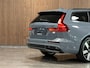 Volvo V60 T6 AWD Recharge Plus Dark | Schuifdak | 360 Camera | Harman Kardon | Adaptieve Cruise Control | Stoelverwarming voor+achter | Stuurwielverwarming | Full LED Meesturende koplampen | Pilot Assist | BLIS Dode Hoek Detectie | Elektrische voorstoelen geheugen | R-Design Contour Stoelen met wit stiksel en bies | Zitting verlenging voorstoelen | 19 Inch | Google Infotainment | Keyless Drive | Parkeersensoren voor+achter | Privacy Glass | Elektrisch bedienbare achterklep | DAB Radio | Apple Carplay/Android Auto | Volvo On Call met mobiele App functie | Thunder Grey Metallic |